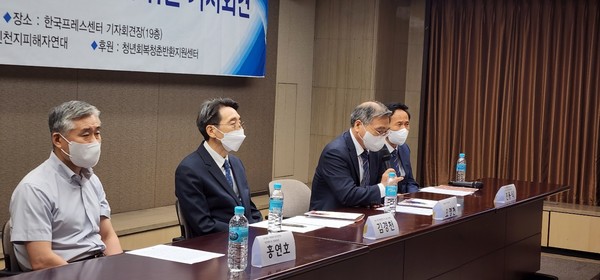 프레스센터 기자회견에 참석한 홍연호 장로, 김경천 목사, 오명현 목사, 진용식 목사(왼쪽부터) 