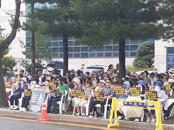 소나기 후 무더위로 인해 야외집회가 힘들었지만 많은 시민들이 자리를 지켰다.