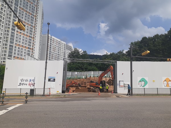 하나시 감일지구에 안증회측 건물의 터파기 공사가 진행중이다