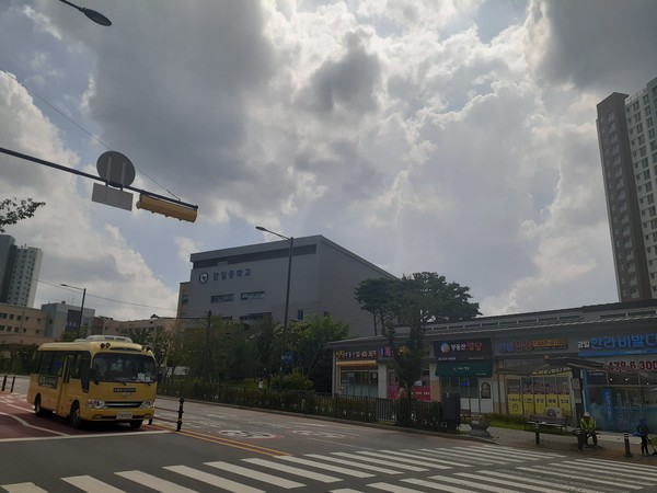 하나님의교회 공사부지 맞은편에 위치한 감일중학교, 감일중학교 왼편에는 감일초등학교가 위치해 있다. 또한 학원 통학차량도 많이 다니고 있다.