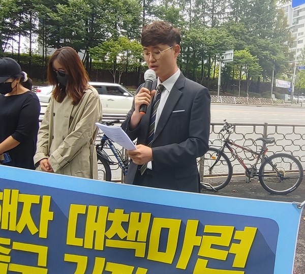 빛과진리교회 피해자연대 이정욱 목사가 연대발언하고 있다.