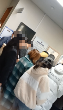 신도들이 방청을 위해 줄을 서 있는 모습