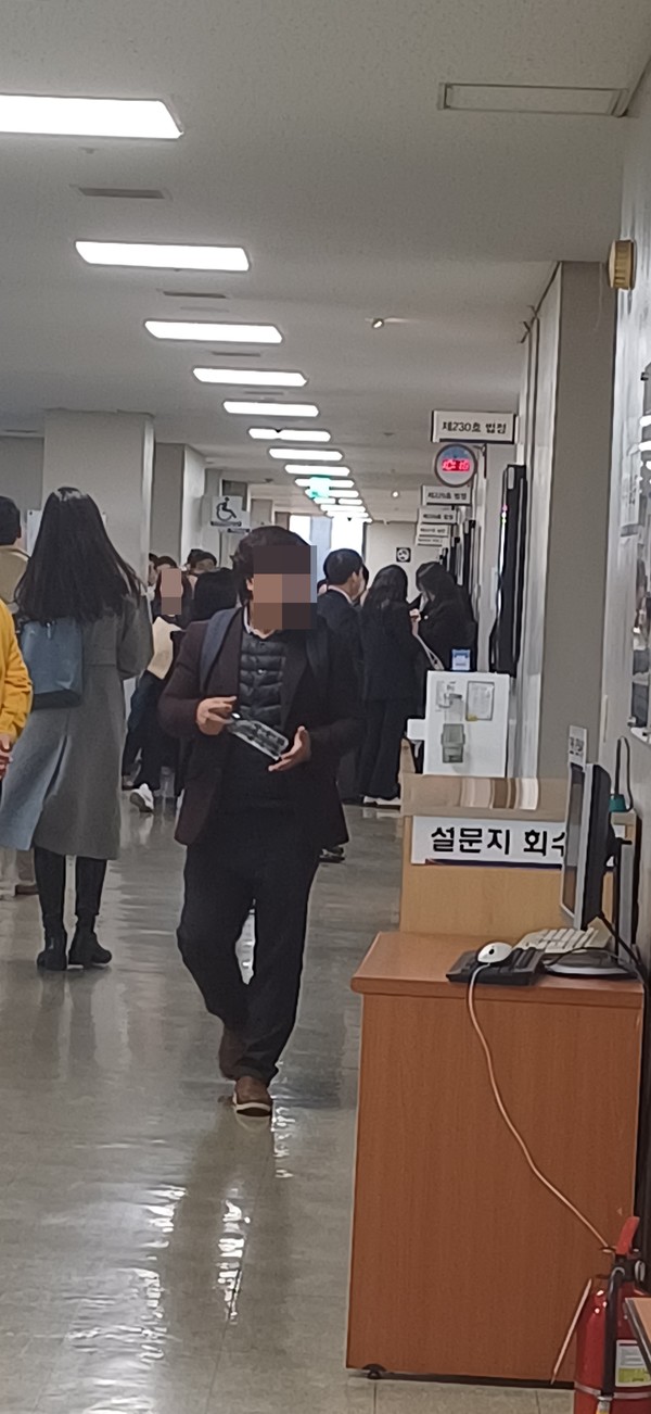 신도들은 비공개재판이 진행됐음에도 재판정 앞을 떠나지 못했다.