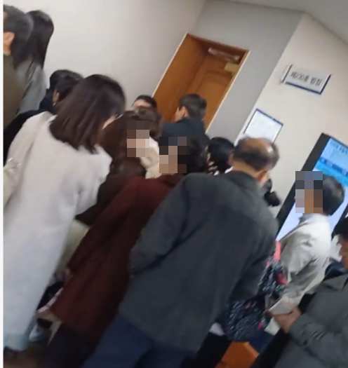 재판정 앞에서 입장을 기다리는 신도들