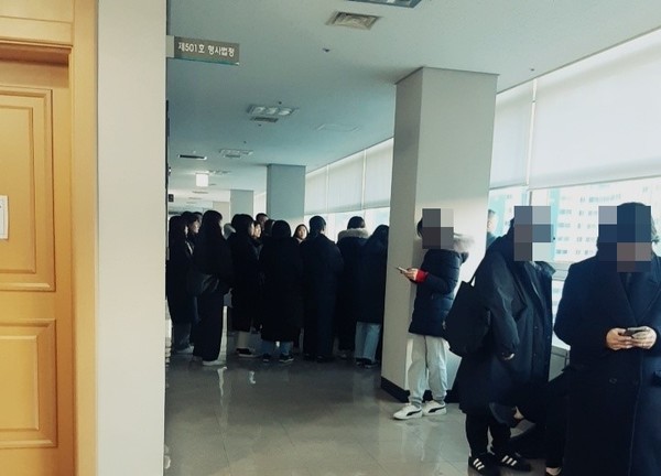 이날 빛과진리교회 신도들 30여명이 재판을 방청하기 위해 모였다. 