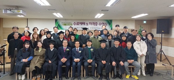 2023학년도 한상협 이단상담사 과정 수료생과 자격증 취득자들이 기념촬영을 하고 있다.