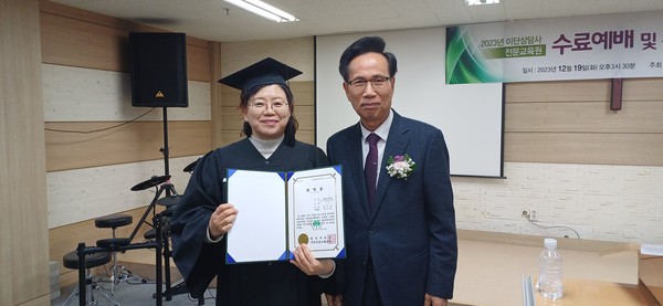이단상담사 자격증 시험에 합격한 합격생에게 자격증을 수여했다.