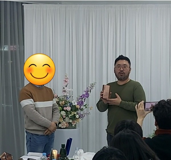 감사패를 받은 조성현 PD