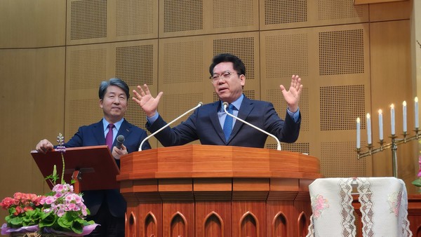 설교하는 박종만 목사(사진 오른쪽)와 통역하는 유승길 목사