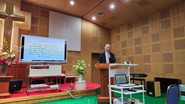 사회를 진행하는 이토우 마사아키 목사