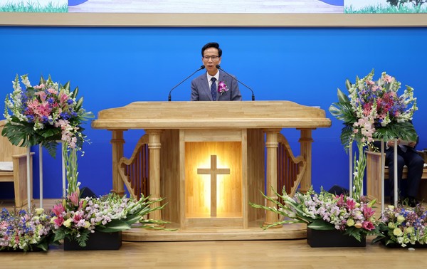 감사 인사말을 전하는 진용식 목사