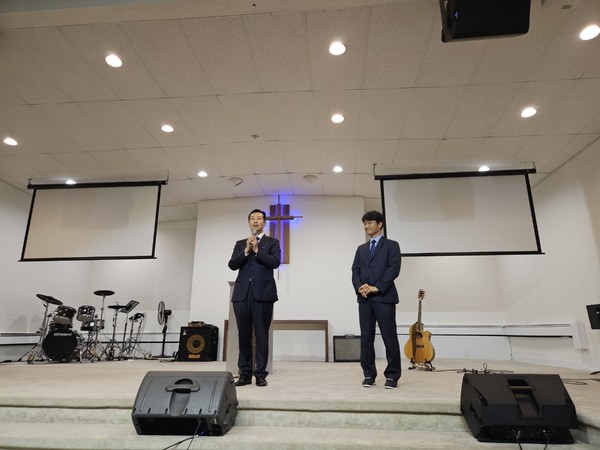 미주지역 바이블백신센터를 담당하는 김에스라 목사(사진 오른쪽)