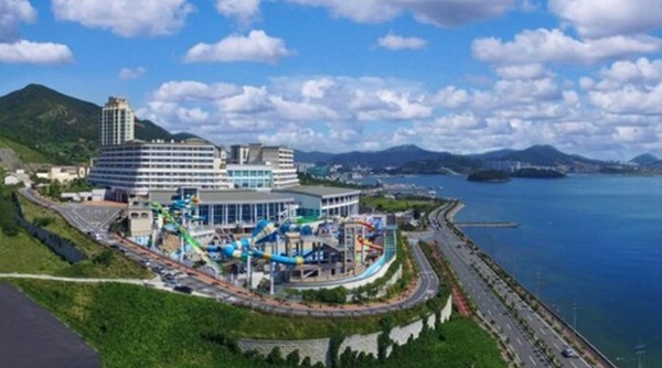 여수시는 HJ디오션리조트와 아쿠아리움 테마의 대형카페를 조성하는 투자협약을 맺었다.사진은 여수에 있는 HJ디오션리조트 전경.