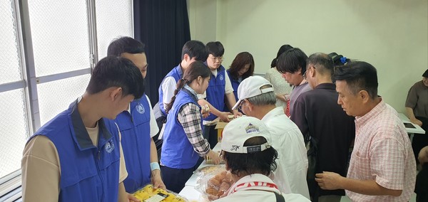 노숙자들을 대상으로 봉사활동 중인 한국침례신학대학교 해외 봉사팀