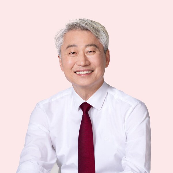 경남대학교 정치외교학과 김근식 교수, 국민의힘 송파병 당협위원장이다. 2024년 제22대 국회의원선거에서 서울 송파병에 출마한 김 교수는 더불어민주당 남인순 의원에게 3286표(2.09%포인트) 차이로 패배하며 낙선했다.