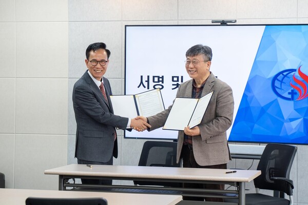 업무협약식을 한 한국기독교이단상담소협회 진용식 목사(사진 왼쪽)와 한국세계선교협의회(KWMA) 강대흥 사무총장