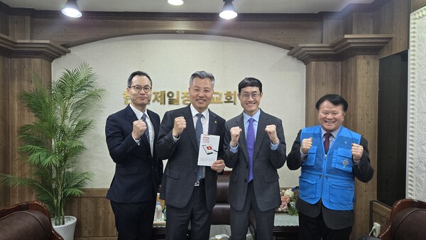이단대책위원장 장기중 안수 집사, 김종진 담임목사, 정윤석 목사, 이단대책위원(가장 왼쪽부터)