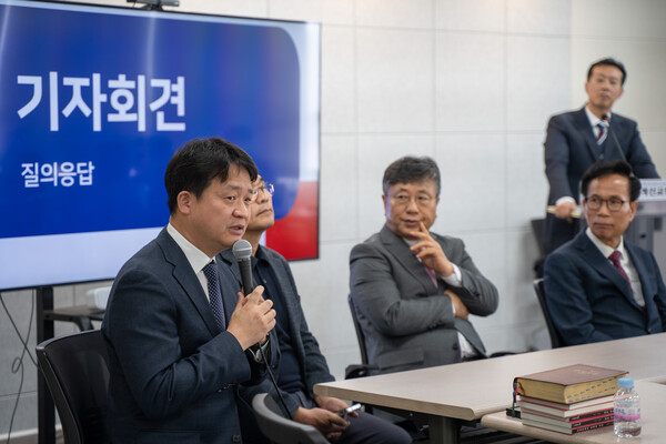기자회견의 질의에 답변하는 김현식 목사