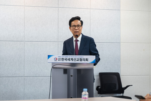 설교하는 KWMA 이단대책위원회 실행위원장 진용식 목사