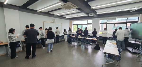 이단자료 전시회를 관람하는 학생들