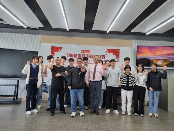 기독교와 이단 과목을 지도하는 김주원 교수와 학생들