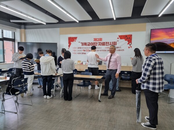 이단자료 전시회를 열며 취지를 설명하는 김주원 교수