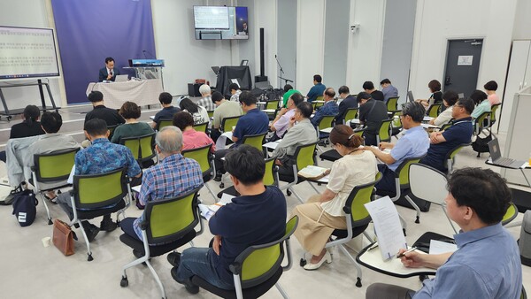 실상 반증 세미나에 참석한 청중들