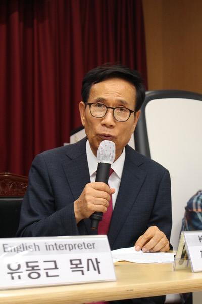 모두 발제를 하는 진용식 목사