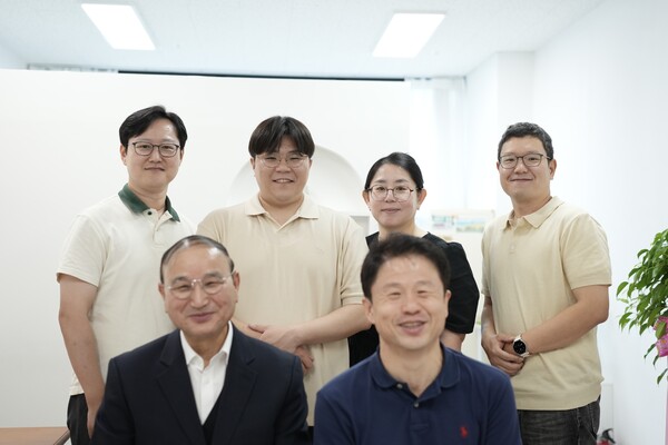 탁지원 소장(사진 아랫줄 오른쪽) 등 현대종교 임직원들이 조민기 대표(윗줄 왼쪽에서 두번째)의 새출발을 응원했다