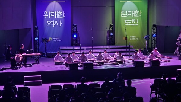 가야금을 연주하는 학생들 ⓒ하태동(사진제공)