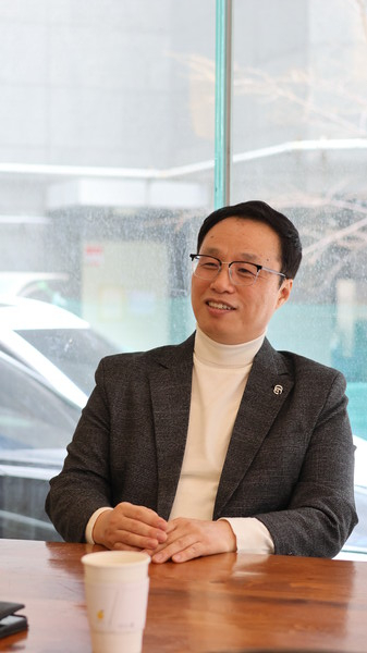 인터뷰 중인 조성철 목사