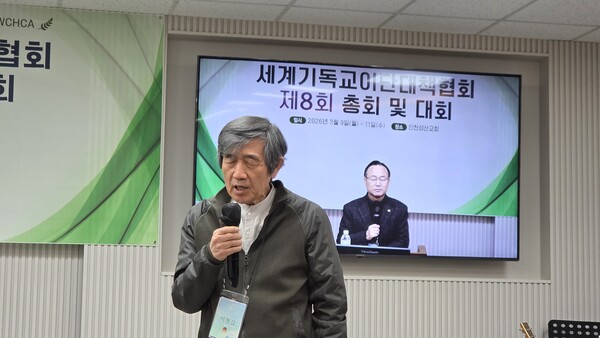기도하는 이형기 목사