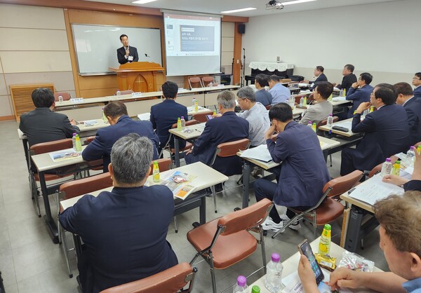 예장 통합 이대위가 주최한 워크숍에서 강연하는 양형주 목사