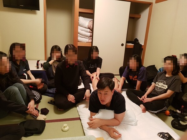 여신도들의 마사지를 받는 조종성 교주